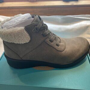 Bzees Gererations NWT 11W Ankle Boot